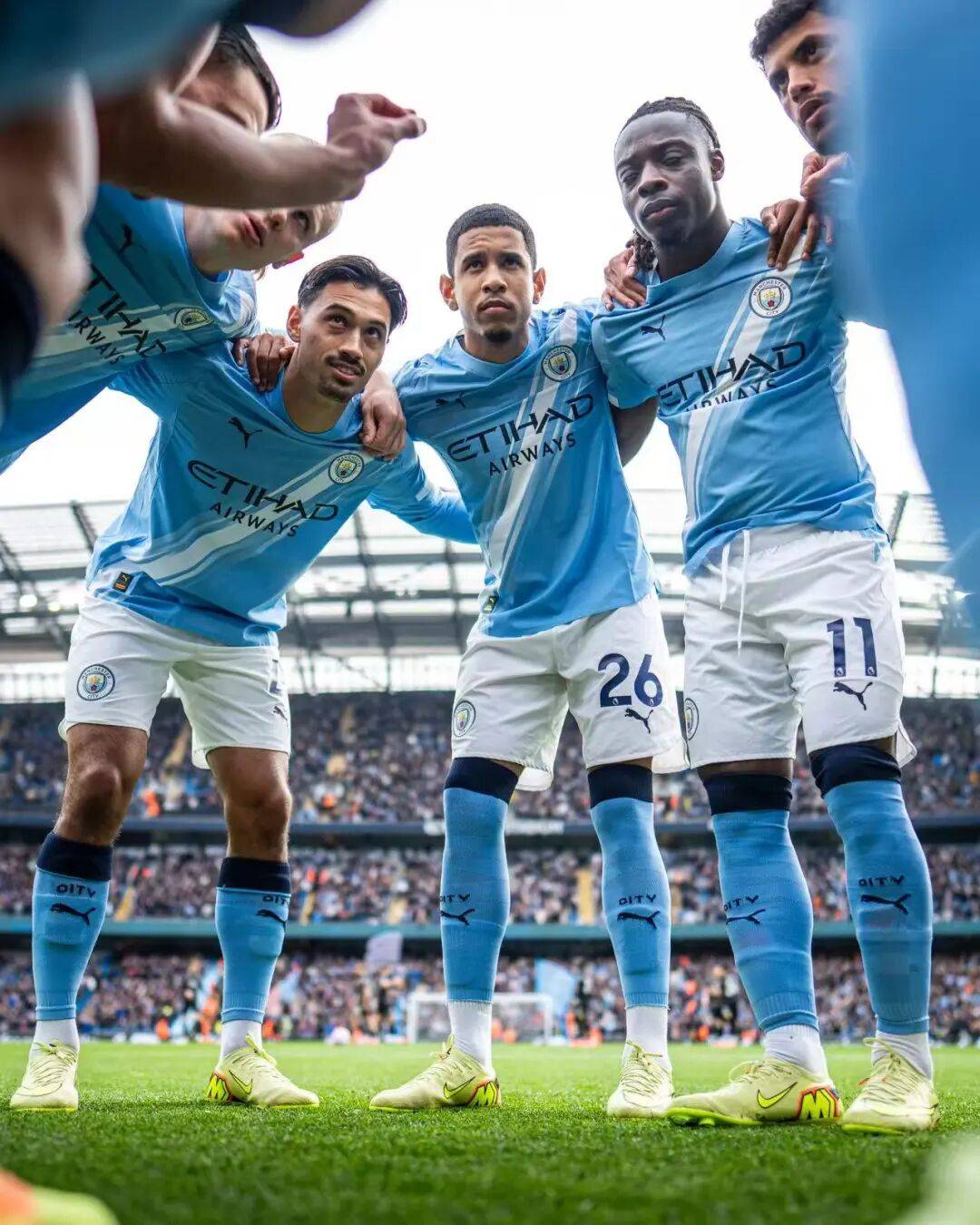 罗马主帅临场指挥获赞（罗马主帅场边调度获好评）