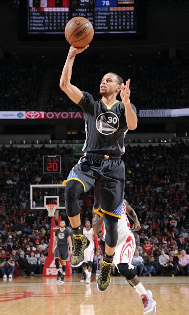 媒体人：李海新在联赛首轮就有严重误判；为长春亚泰感到不平（媒体人质疑李海新联赛揭幕战严重误判，为长春亚泰鸣不平）