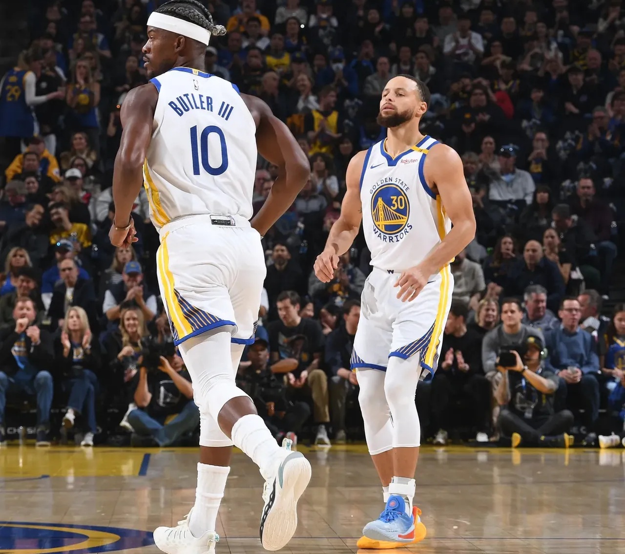 凯恩回应与巴萨传闻：我没和任何人接触，现在在拜仁很开心（凯恩否认巴萨传闻：未与任何人接触，现阶段在拜仁很开心）