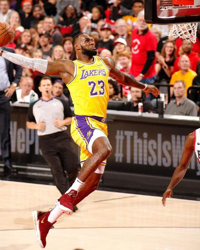 西裁判专家评皇马未获得点球：有接触，但维尼修斯自己摔倒了（西班牙裁判专家评皇马无点球：虽有接触，维尼修斯系自摔）