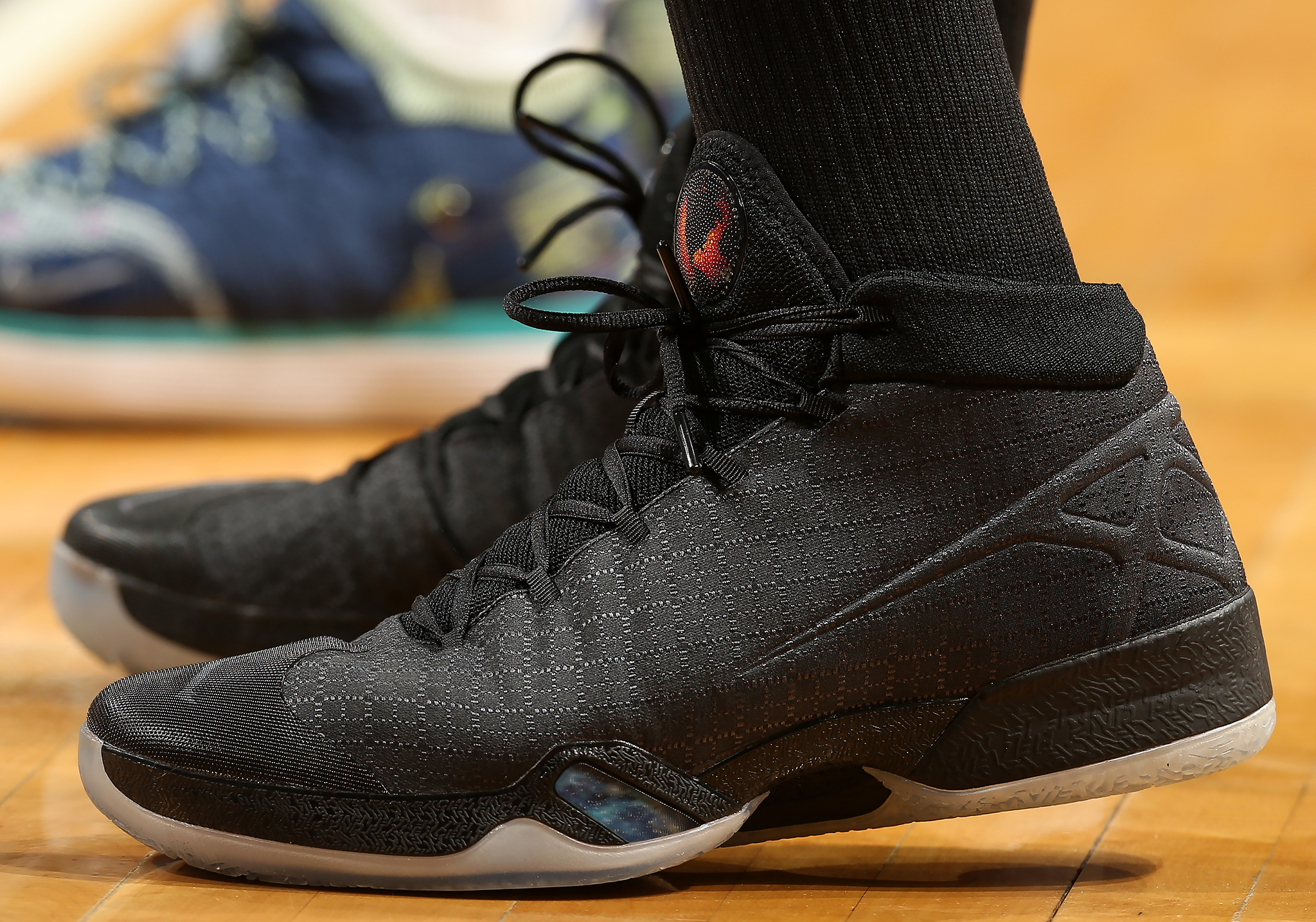 😎这人谁啊（摘掉墨镜）🥺号召力这么强！（这位是谁？摘下墨镜一看，号召力爆棚！）