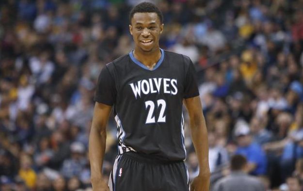 锡安半场表现抢眼，得分能力出色（锡安半场大放异彩，得分火力十足）