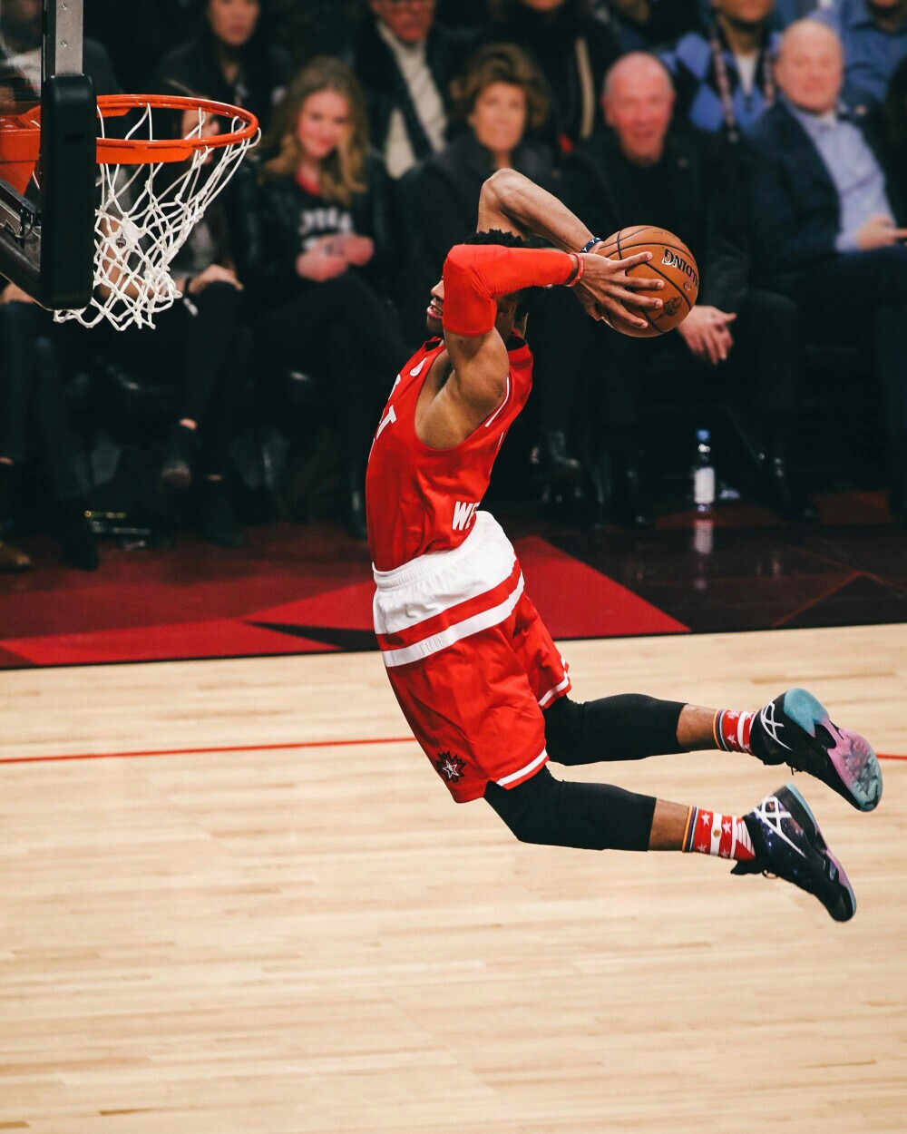 欧文突破防守造成杀伤球成功（欧文强突撕裂防线，造犯规并打成）