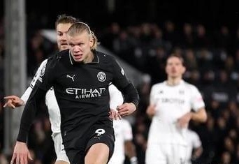 足球欧冠豪门锁定小组第一提前晋级（欧冠豪门稳居小组头名前提前出线）