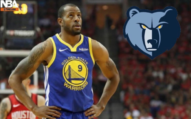 内马尔赛前牵着自己的女儿马维入场，之后还给女儿比心（赛前温情一幕：内马尔牵女儿马维入场并隔空比心）