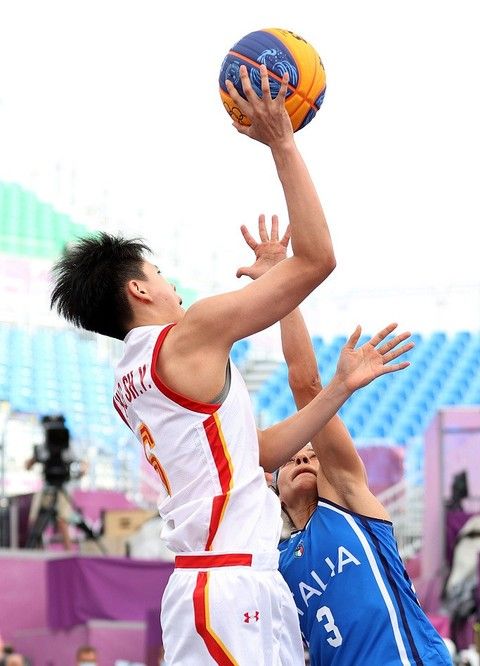 篮球NBA球队球员转会谈判进行中（NBA多队球员转会谈判正酣）