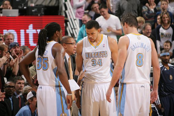 草台班子！东契奇抢断三分机会因计时表故障被吹停 不停摊手气坏了（闹剧一幕！东契奇抢断后三分良机因计时器故障被叫停 连连摊手郁闷不已）