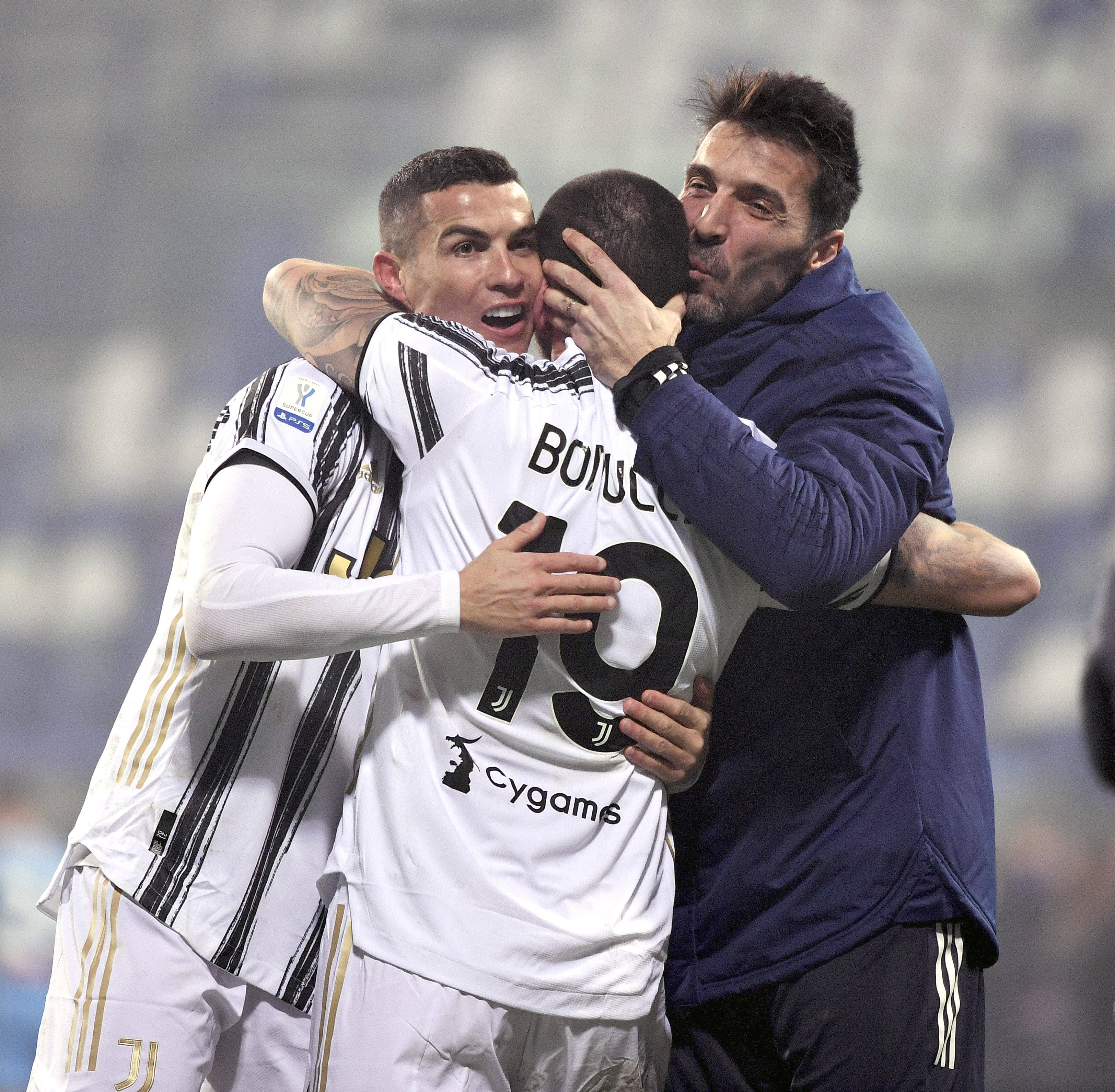 文班上半场12分钟9中6 砍下14分5篮板，正负值+12彰显实力（文班半场出战12分钟9投6中，拿下14分5篮板，正负值+12尽显统治力）