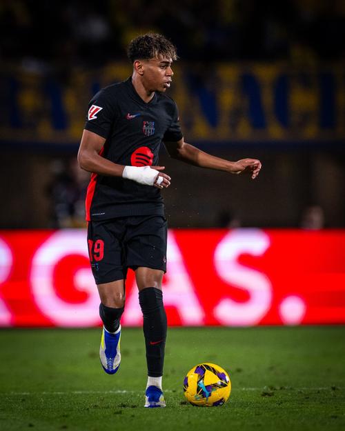 曼联主帅阿莫林迎战伯恩茅斯：老特拉福德能否再现荣耀？（阿莫林率曼联迎战伯恩茅斯：老特拉福德还能重燃辉煌吗？）