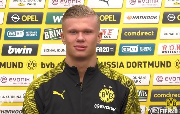 世体：克里斯滕森伤势有所好转，今天他进行了场地训练（世体：克里斯滕森伤势见改善，今日重返场地进行训练）