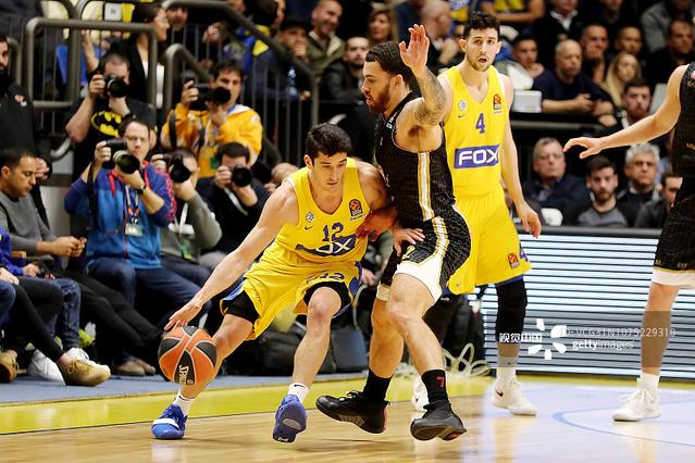 38岁梅西依旧掌控比赛，用瞬间决定胜负，展现非凡实力。（38岁的梅西仍主宰赛场，瞬间改写胜负，实力依旧惊艳）