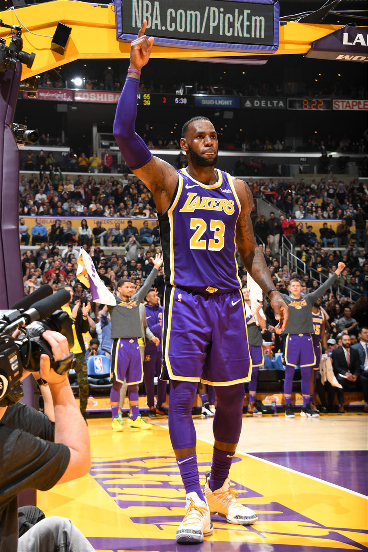 哈登邀枪击案幸存中国留学生观赛：他的坚强和奋斗激励了我（哈登邀请枪击案幸存的中国留学生观赛：他的坚韧与拼搏精神令我受鼓舞）