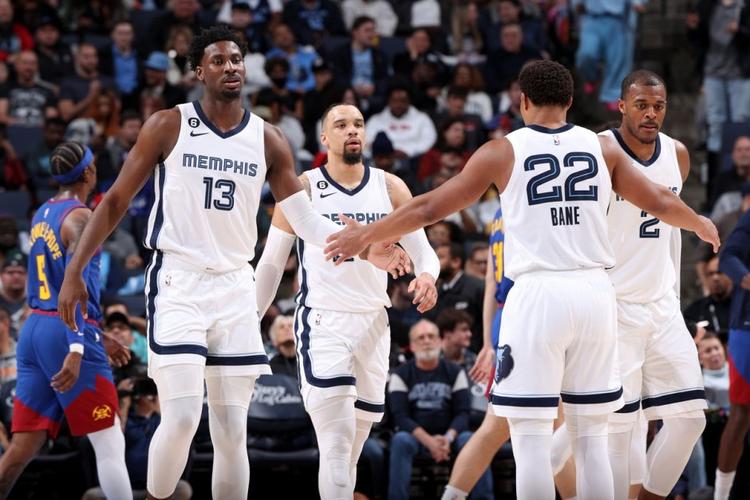 曼联本赛季在劫富济贫中表现突出，对阵强队全胜，但中下游球队难求一胜，有望争夺欧冠资格。（曼联本季上演“劫富济贫”：强敌面前全胜，中下游难取三分，仍有望冲击欧冠名额）