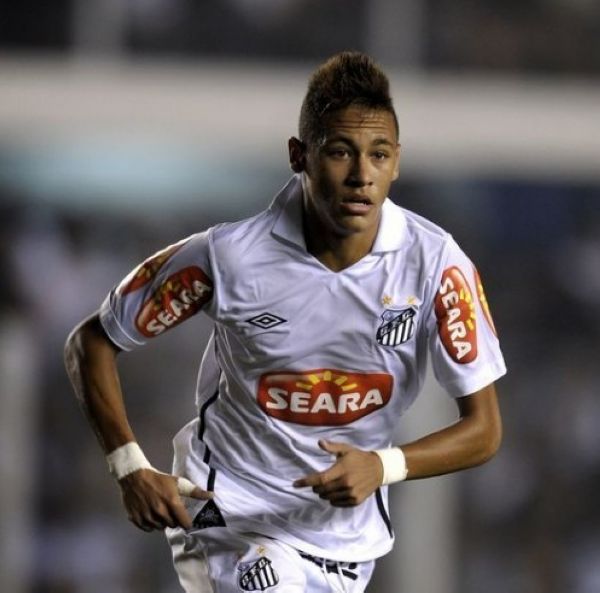 孔帕尼谈乌尔比希：他从诺伊尔身上学到了很多，正在稳步成长（孔帕尼：乌尔比希从诺伊尔身上获益良多，正稳步提升）