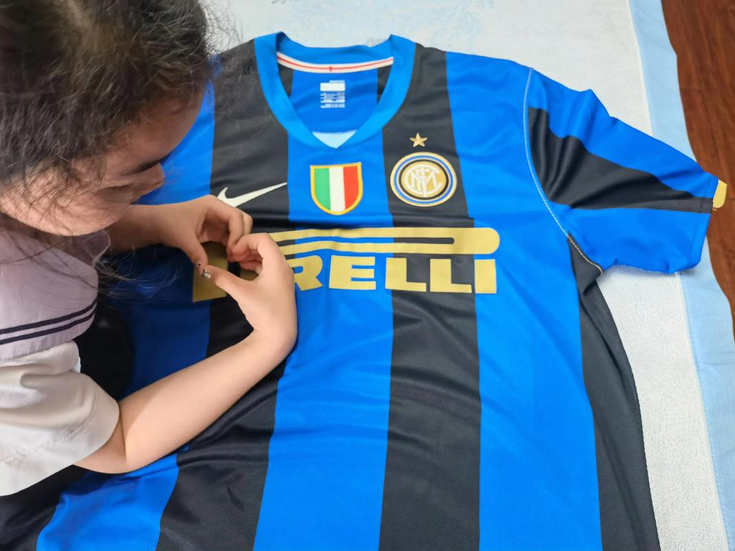 欧洲足坛疯狂周末诞生 豪门心系欧战冷门跌爆（欧洲足坛上演疯狂周末：豪门为欧战分心，冷门频出）