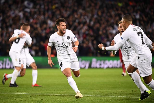 这位前锋的跑动太勤快了（这名前锋的跑动十分积极）