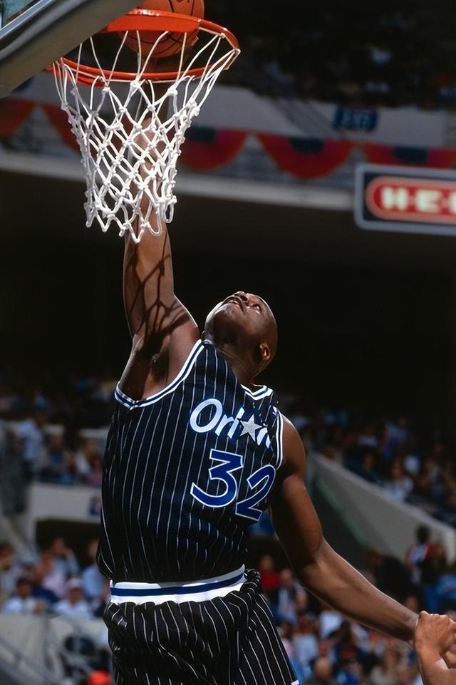 3-2大逆转！AC米兰争冠有戏：3连胜登顶+13轮不败，榜首3强差1分（AC米兰3-2翻盘登顶！豪取三连胜+13轮不败，争冠重燃：榜首三强仅差1分）